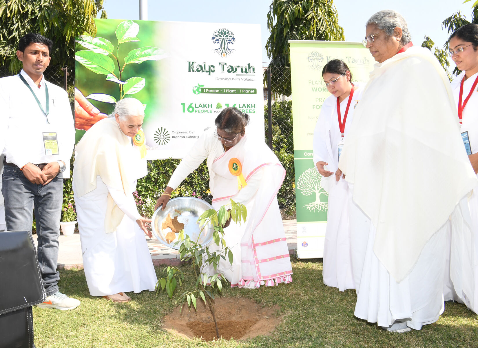 With Smt Droupadi Murmu, President of India, planting a tree for the Kalp Taruh project, 2022